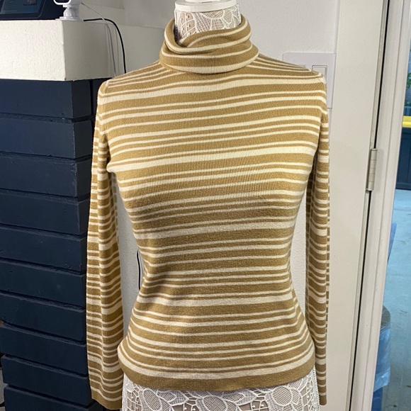 LOFT Tan and Cream Knit Sweater - Picture 4 of 7